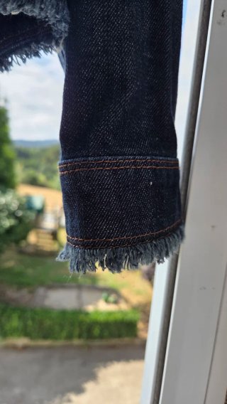 Chaqueta vaquera Massimo Dutti flecos pocas puesta