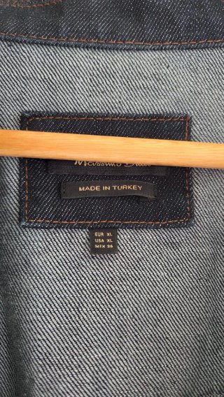 Chaqueta vaquera Massimo Dutti flecos pocas puesta