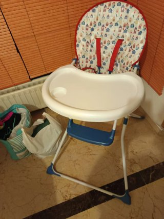 Trona de bebé con estampado infantil