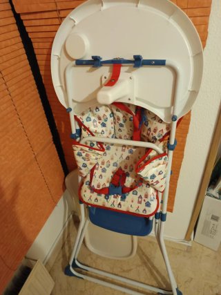 Trona de bebé con estampado infantil