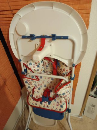 Trona de bebé con estampado infantil