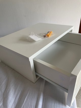 Mesita de noche flotante blanca nueva