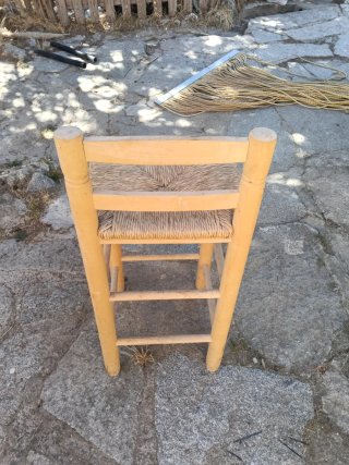Silla de madera con asiento de cáñamo