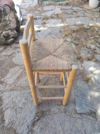Silla de madera con asiento de cáñamo