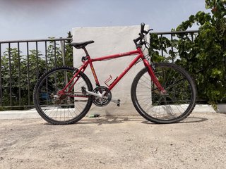 Bicicleta de montaña roja