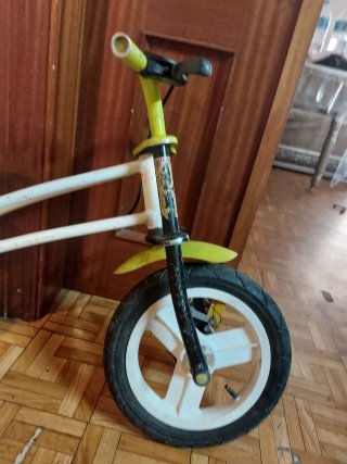 Bicicleta infantil blanca y verde