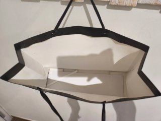 Bolsa de compras Gucci blanca y negra.
