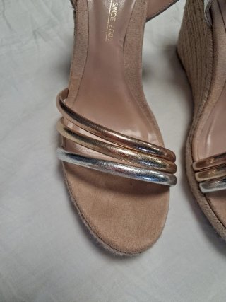 Sandalias cuña doradas y plateadas
