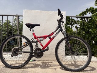 Bicicleta juvenil roja y negra