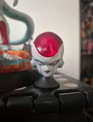 Figura Frieza Siempre en vitrina Colores perfectos