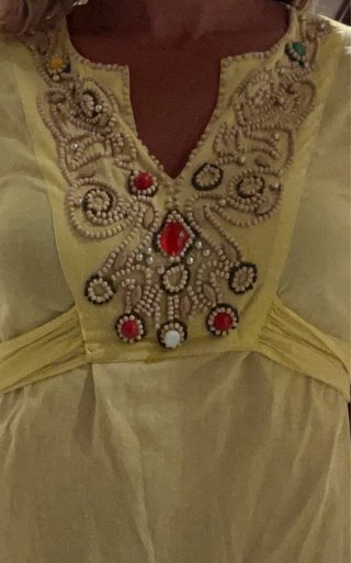 Vestido amarillo con abalorios
