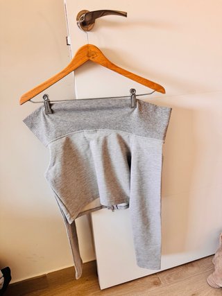 Top gris con cremallera Bershka