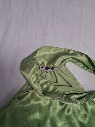 Camisa verde satinada con tiras