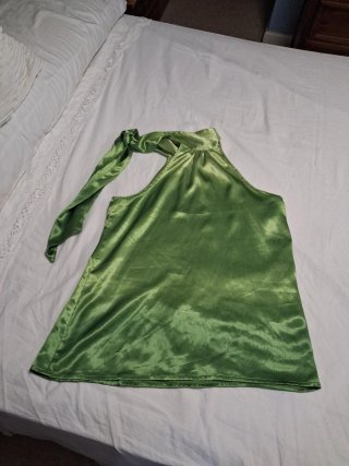 Camisa verde satinada con tiras