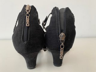 Sandalias de tiras negras