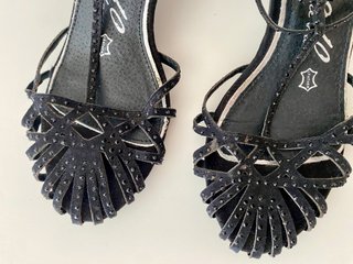 Sandalias de tiras negras