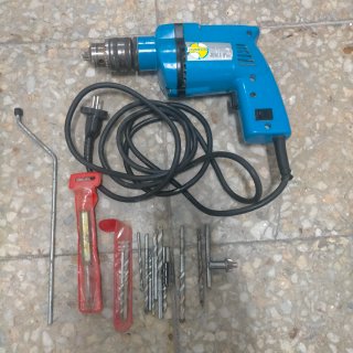 Taladradora eléctrica Farco con mango y taladros