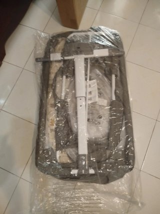 Cuna de bebé con mosquitera