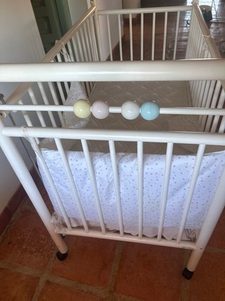 Cuna de madera blanca