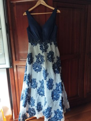 Vestido de fiesta azul y blanco
