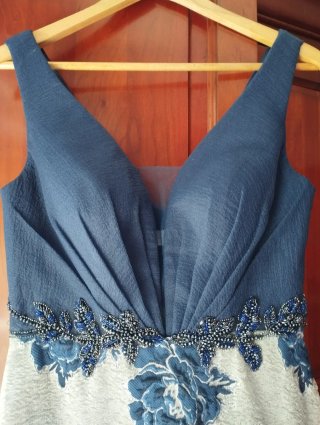 Vestido de fiesta azul y blanco
