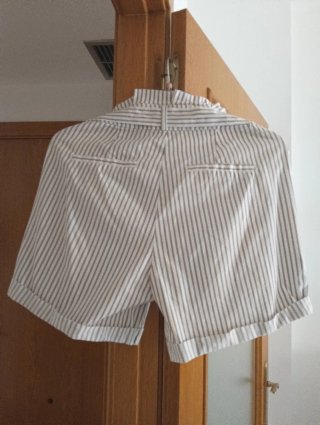 Pantalones cortos de rayas beige y marrón