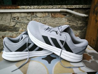 Zapatillas Adidas Grises y Negras