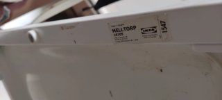 Mesa cristal y 4 sillas blancas.  No se hace envío