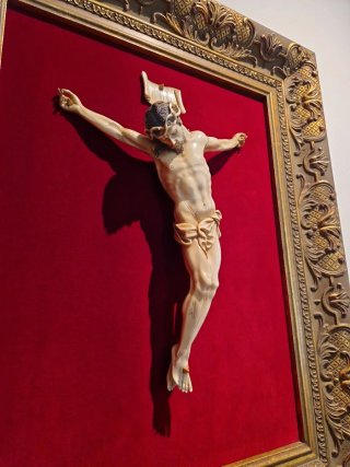 Cristo Crucificado color Marfil Marco Dorado
