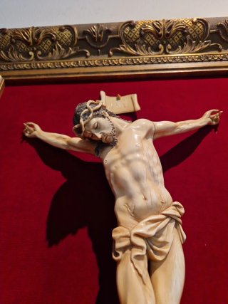 Cristo Crucificado color Marfil Marco Dorado
