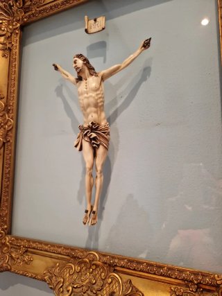 Cristo Crucificado color Marfil Dorado