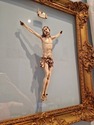Cristo Crucificado color Marfil Dorado