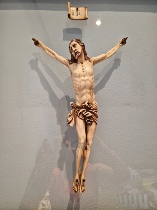 Cristo Crucificado color Marfil Dorado