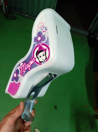 Asiento y cesta infantil rosa para bicicleta.