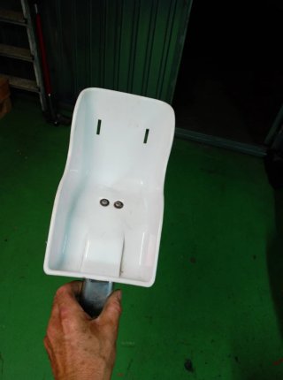 Asiento y cesta infantil rosa para bicicleta.