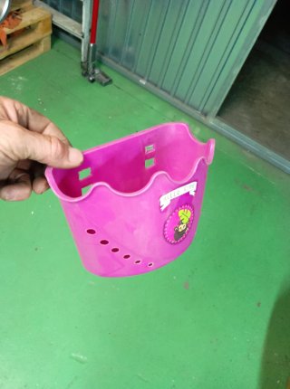 Asiento y cesta infantil rosa para bicicleta.