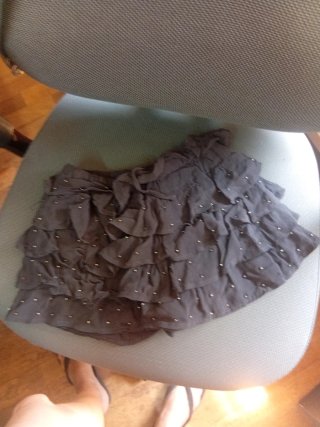 Falda marrón volantes y abalorios marca Brownie.