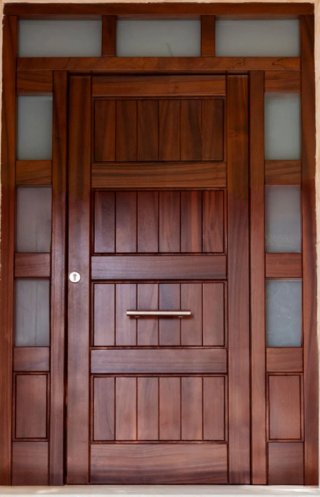 Puertas de madera a medida para exterior.
