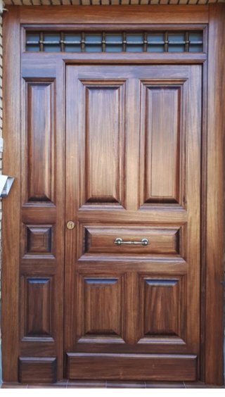 Puertas de madera a medida para exterior.