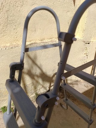 Escalera para piscina metal y plástico