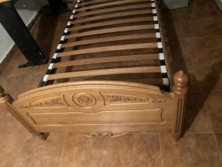 Cama de madera estilo clásico