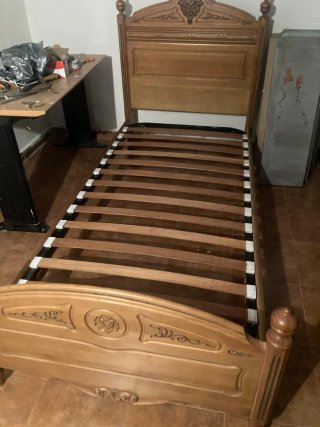 Cama de madera estilo clásico
