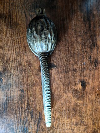 Cascanueces Vintage Metal Dorado Artesanal