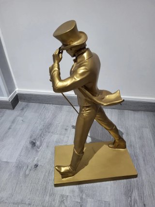 Figura Johnnie Walker Dorada  Mide 50 centimetros