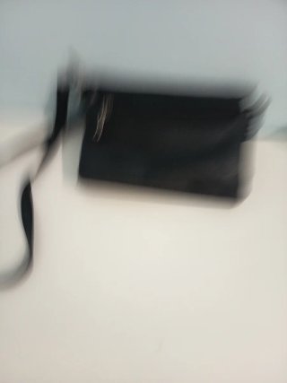 Bolso negro con cadena