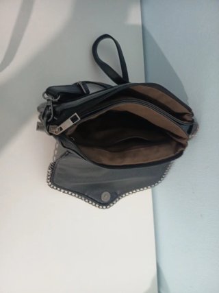 Bolso negro con cadena