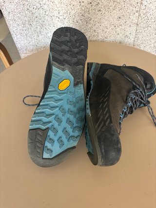 Botas Asolo Talla 38 2/3 ( un solo uso)