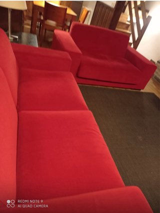 Sofá de tela rojo