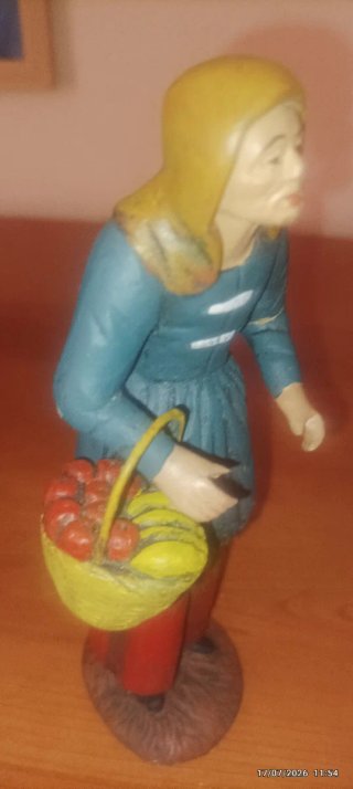 Statuina Presepe Donna con Cesto di Frutta
