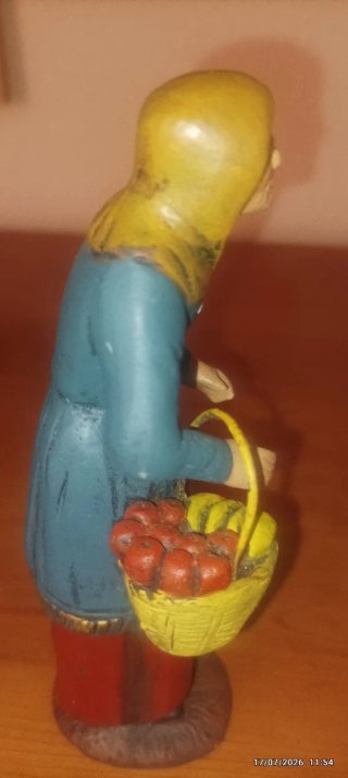 Statuina Presepe Donna con Cesto di Frutta